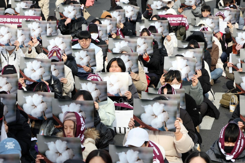 동덕여대 재학생들과 참석자들이 지난 3월 3일 오후 서울 안국역 인근에서 재단 규탄 집회를 열고 학교 측의 학생 대상 고소 철회를 촉구하며 목화꽃이 그려진 손팻말을 들고 있다. 목화꽃은 동덕여대의 교화다. /뉴스1