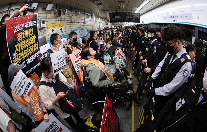 전장연 시위로 오늘 아침 지하철 4호선 5호선 무정차 통과 및 지연 소식