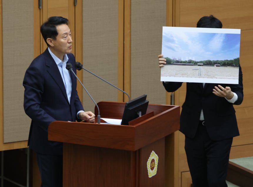 오세훈 서울시장이 18일 서울 중구 서울시의회에서 열린 제333회 정례회 시정질문에 참석, 세운4구역 재개발과 관련된 자료를 들고 질의에 답하고 있다./연합뉴스