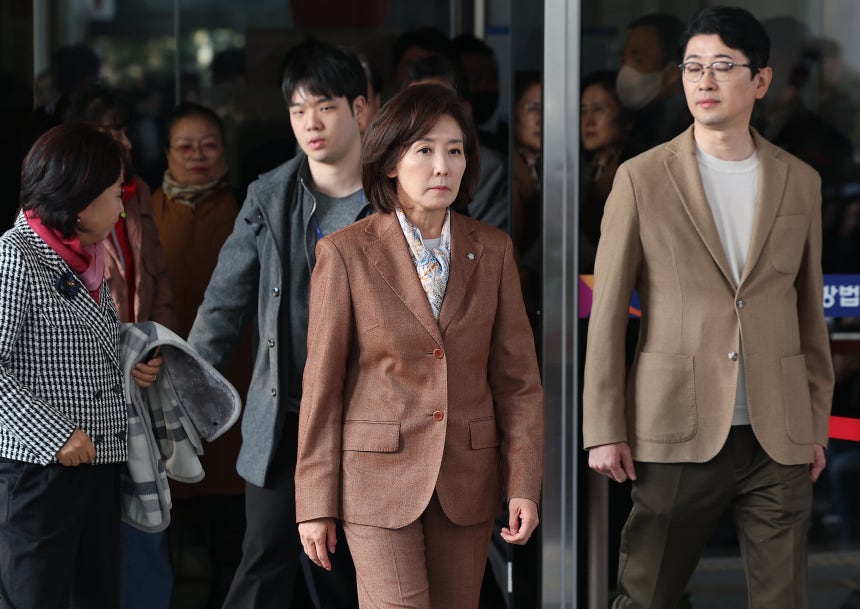 국민의힘 나경원 의원이 20일 서울 양천구 서울남부지방법원에서 열린 '국회 패스트트랙 충돌' 1심 선고 공판을 마친 후 나서고 있다./연합뉴스