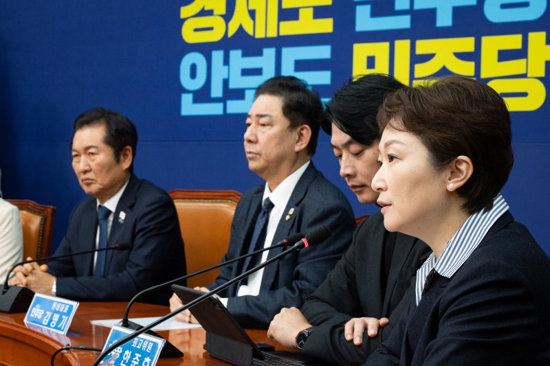 <b>이언주</b>, 정청래 면전서 “당원 <b>1인 1표제</b>, 왜 대통령 순방 중 밀어붙이...