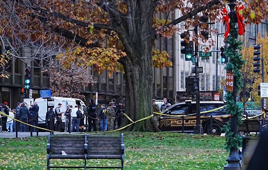 추수감사절 연휴 앞두고 백악관 인근 총격으로 주방위군 2명 사망