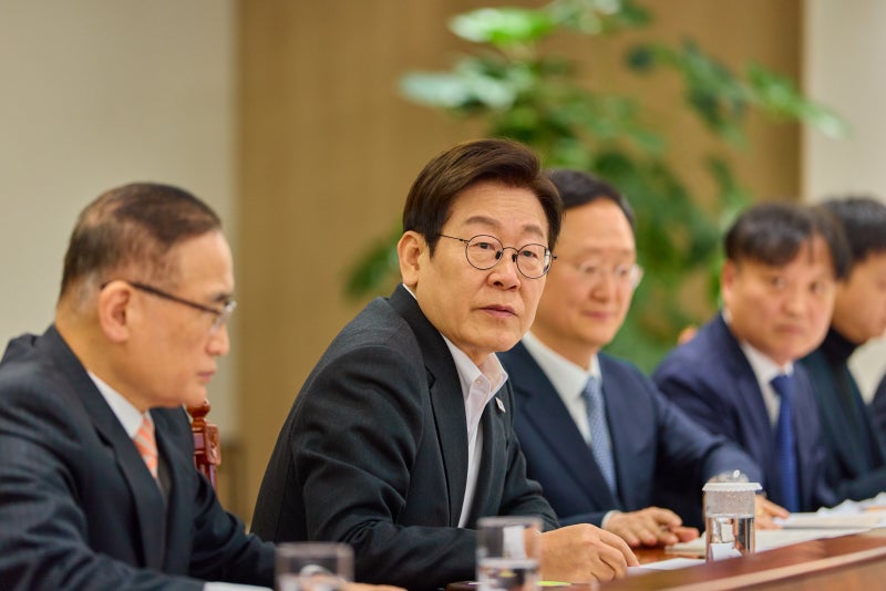 <b>국정원</b> 찾은 李 “악용되는 경우 있어 서글퍼… 본연 역할 다해달라”