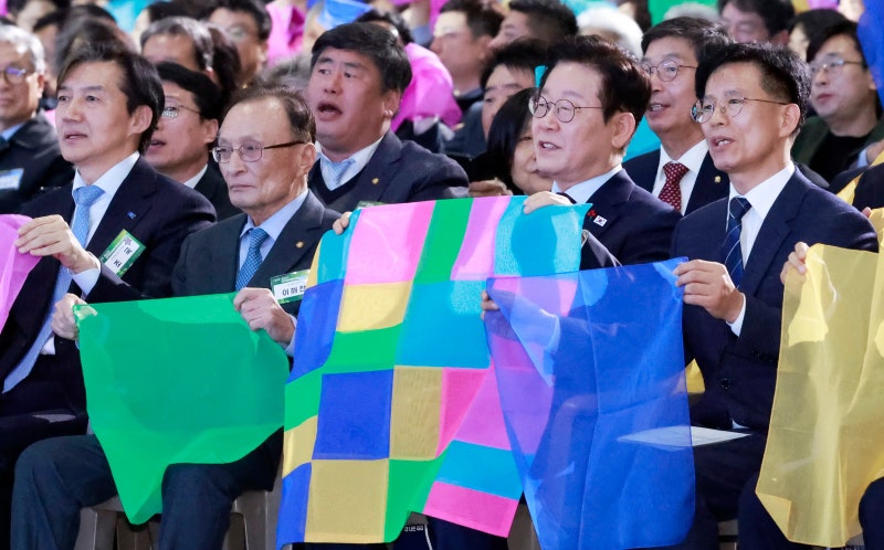 李대통령 “핵 없는 한반도 평화 추구…<b>남북 연락 채널 복구</b>하자”