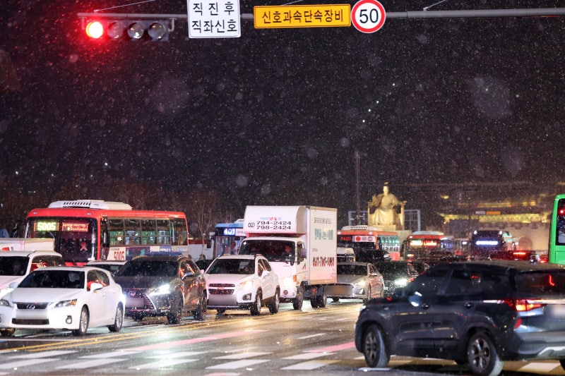 <b>서울</b> ‘<b>첫눈</b>’ 내렸다… 수도권에 <b>대설주의보</b>