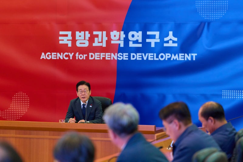 李 대통령, 대전 <b>국방과학연구소</b> 찾아… “<b>국방</b>비 증액으로 역할 커질 ...