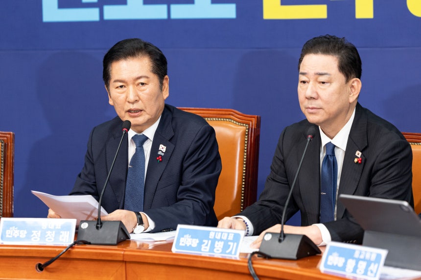 정청래 더불어민주당 대표(왼쪽)가 지난 8일 서울 여의도 국회에서 열린 최고위원회의에서 모두발언하고 있다./뉴스1 