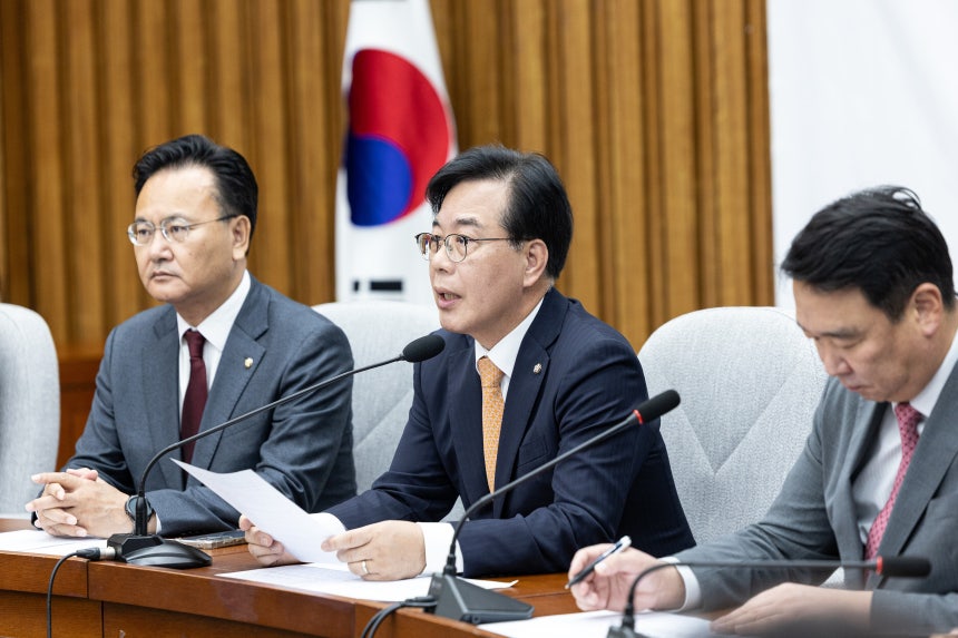 송언석 국민의힘 원내대표(가운데)가 9일 서울 여의도 국회에서 열린 원내대책회의에서 모두발언하고 있다./뉴스1 