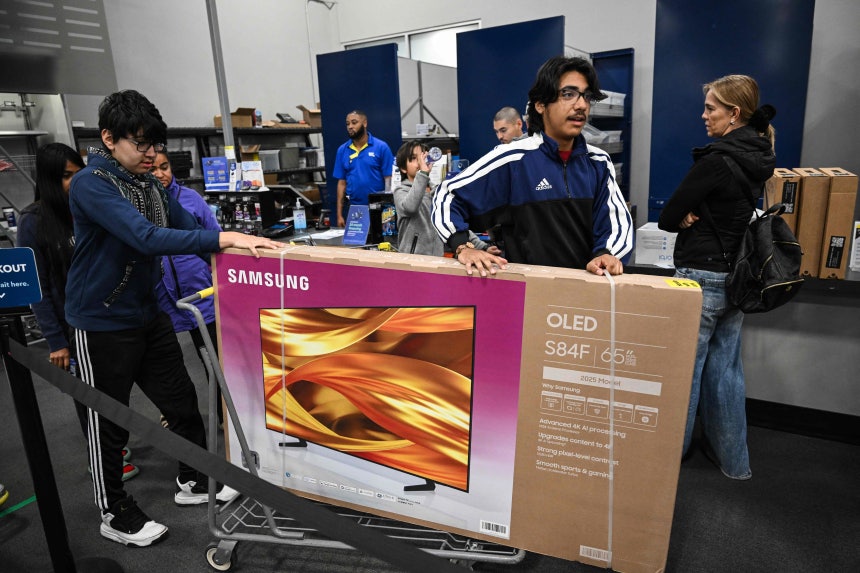 지난달 28일 미국 텍사스 휴스턴에 있는 베스트바이 매장에서 삼성 TV를 쇼핑하고 있는 풍경./AP연합뉴스 