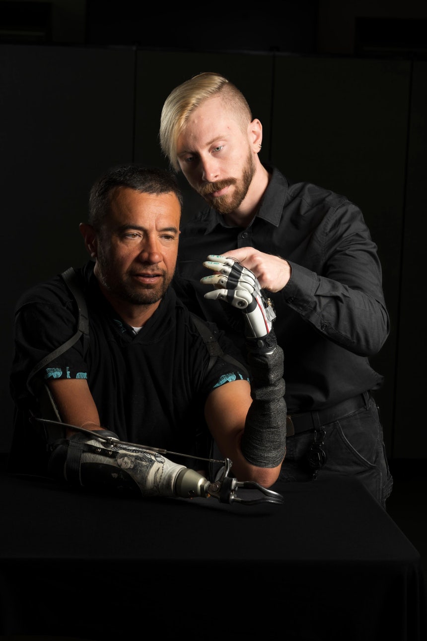 미국 유타대의 마샬 트라우트 박사(오른쪽) 연구진은 손이 잘린 환자 4명과 함께 사용자와 AI가 함께 로봇 의수를 제어하는 방법을 개발했다./미 유타대