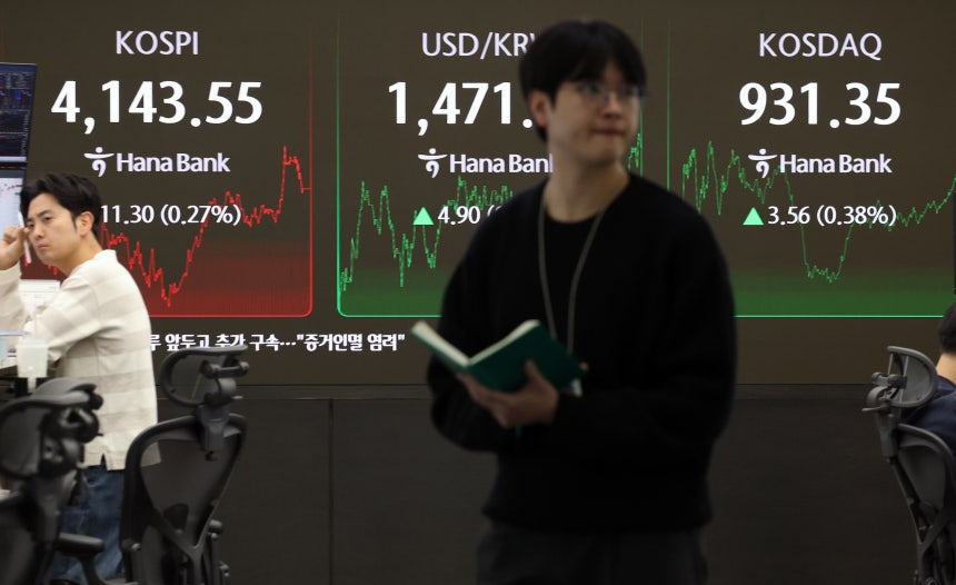 전날인 9일 오후 서울 중구 하나은행 본점 딜링룸 전광판에 종가가 표시되고 있다./뉴스1