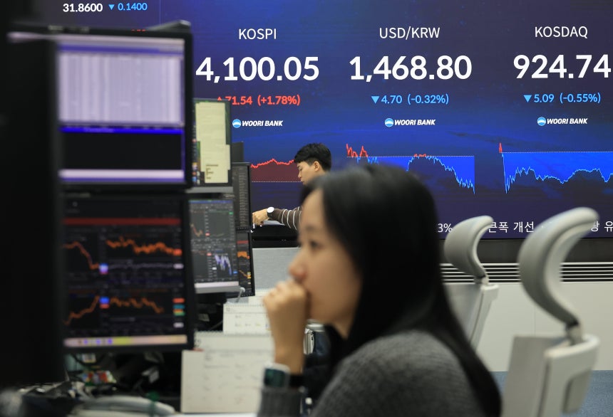 5일 서울 중구 우리은행 본점에서 직원들이 증시와 환율을 모니터하고 있다./연합뉴스