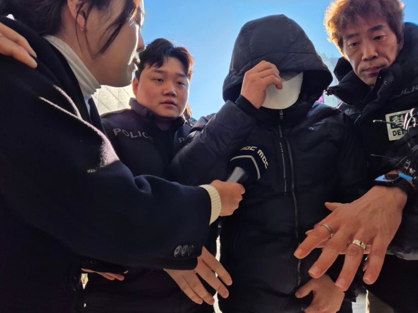 강원 양양군청 직장 내 괴롭힘 의혹을 받는 7급 공무원 A씨가 지난 5일 오후 춘천지법 속초지원에서 열린 구속 전 피의자 심문을 받기 위해 법정으로 이동하고 있다./뉴스1