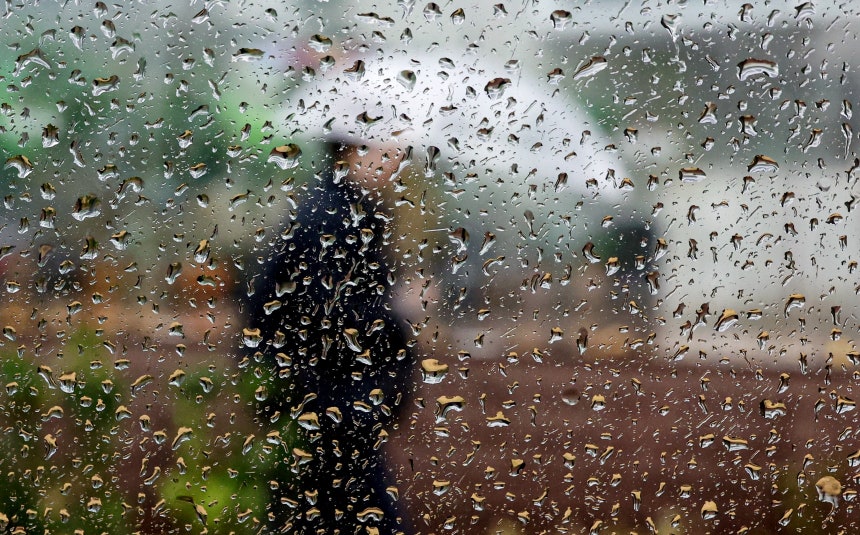 전국 대부분 지역에 비가 내린 지난달 27일 서울 종로구 일대에서 창 밖으로 우산을 쓴 시민이 발걸음을 옮기고 있다./뉴스1