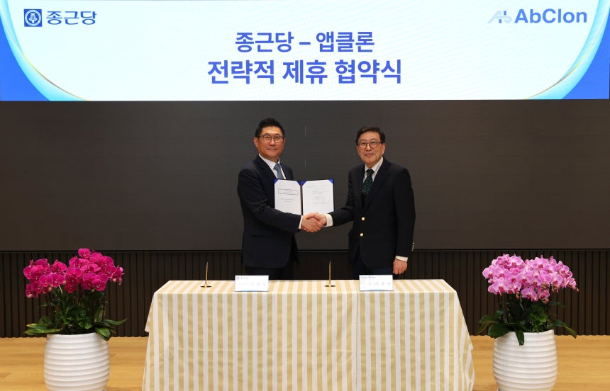 종근당 김영주 대표와 앱클론 이종서 대표가 5월 9일 서울 충정로 본사에서 전략적 지분 투자·공동 연구개발 파트너십 체결하고 기념 촬영을 하고 있다./종근당