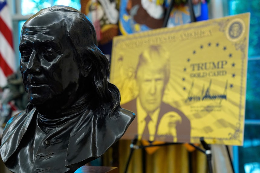 지난 9월19일(현지 시각) 미 워싱턴 백악관 오벌오피스에서 연설하는 도널드 트럼프 대통령 뒤로,미국 건국의 아버지 중 한 명인 벤저민 프랭클린의 흉상이 트럼프 골드카드 홍보 포스터와 함께 전시돼 있다./ AP=