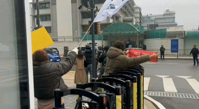 11일 오전 9시 45분쯤,김건희 여사를 태운 법무부 호송차량이 서울 종로구 광화문 KT빌딩 내 김건희 특검팀 사무실로 이동했다.현장에는 일부 지지자들이 태극기를 흔들며 차량을 향해 "여사님 화이팅"이라며 응원하