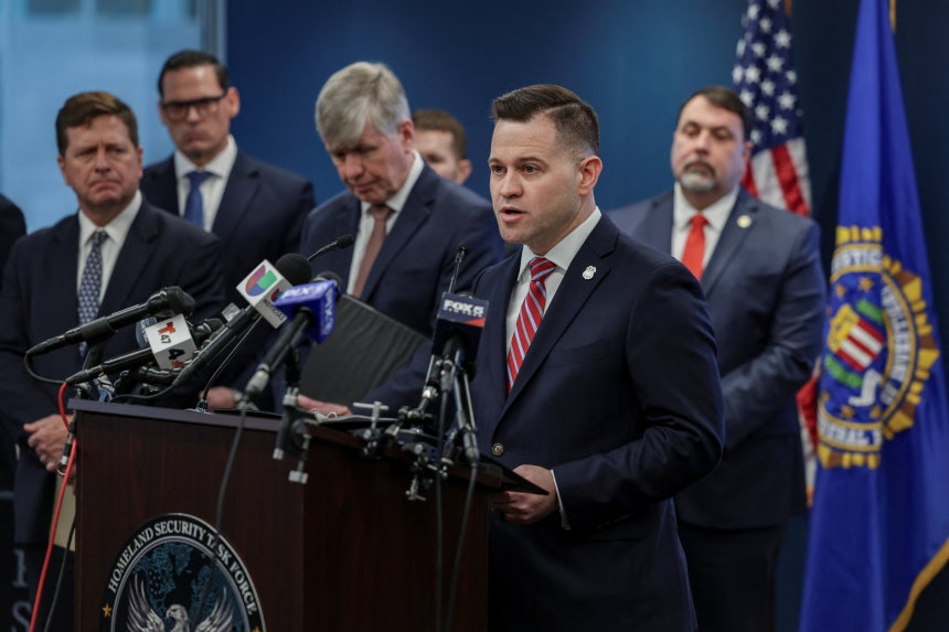 10일 미국 뉴욕에서 열린 기자회견에서 뉴욕 국세청 범죄수사국(IRS-CI) 담당 특수요원 해리 T.차비스 주니어가 발언하고 있다./연합뉴스