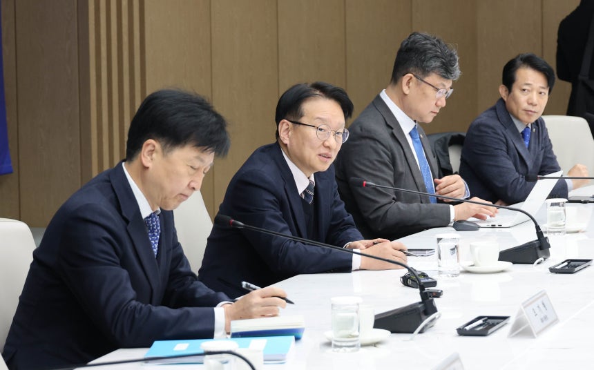 권칠승 더불어민주당 코스피5000특위 경제형벌민사책임합리화TF 단장이 11일 서울 중구 대한상공회의소 회관에서 열린 '더불어민주당 코스피5000특위·경제형벌민사책임합리화TF-경제8단체 간담회'에서 인사말을 하고 있다