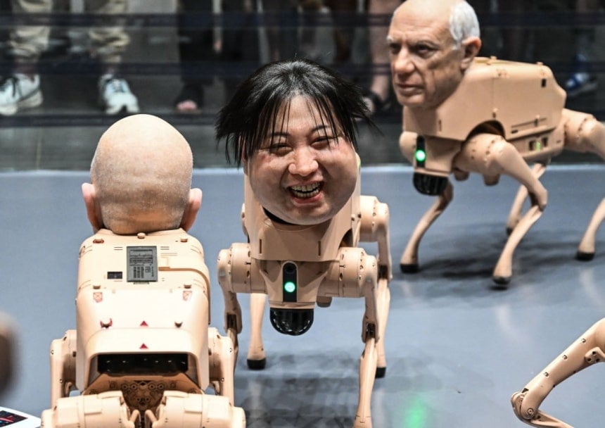 북한 김정은 국무위원장 등의 얼굴을 본뜬 로봇개 '레귤러 애니멀스'. /연합뉴스