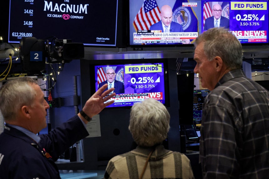 10일 미국 뉴욕 증권거래소(NYSE) 1층에서 연준 금리 발표를 사람들이 지켜보고 있다./연합뉴스