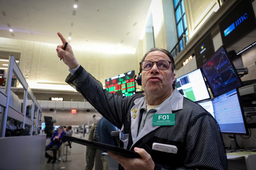 미국 뉴욕증권거래소(NYSE) 트레이더들이 업무를 보고 있다./로이터 연합