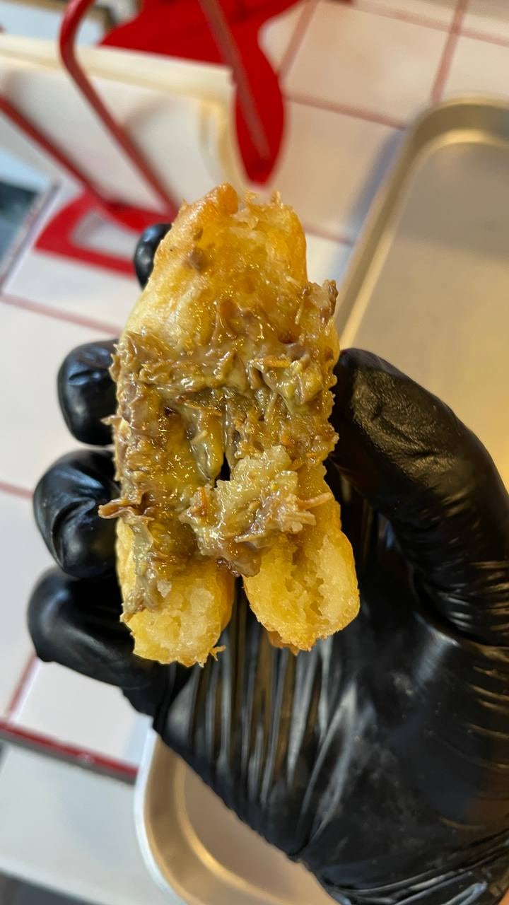 서울 마포구 연남동 인근 B 붕어빵 가게에서 파는 두바이초콜릿 맛 붕어빵.1개당 3500원으로 이곳에서 가장 비싼 상품이다./이건 기자