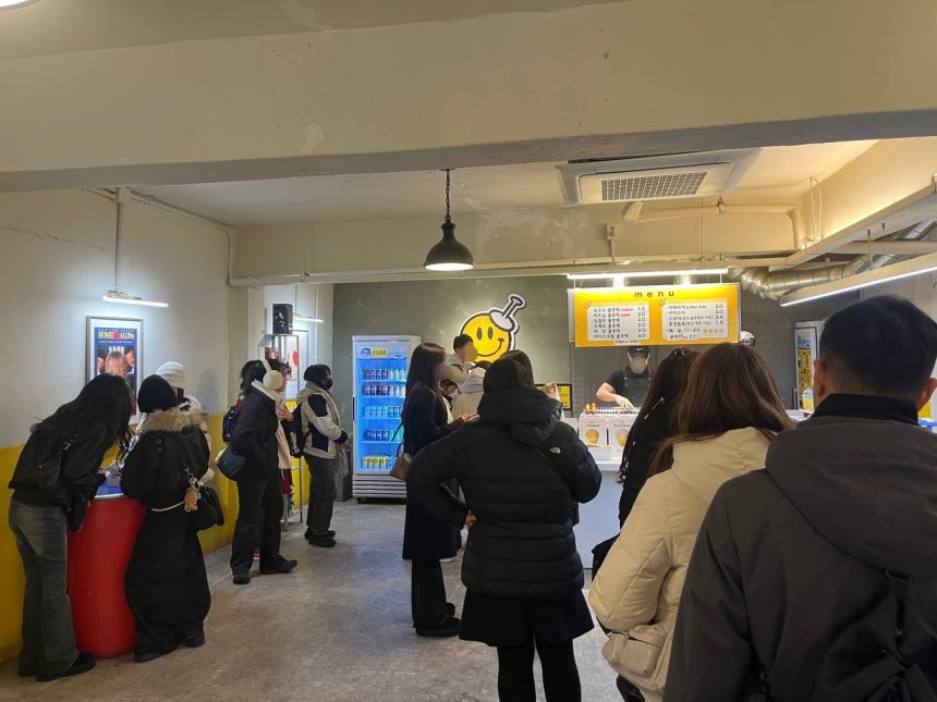 5일 오후 7시 10분 서울 마포구 망원시장 인근 C 호떡 가게에서 손님들이 줄을 서 있다.손님 중 3분의 2이상이 2030세대였다./이건 기자