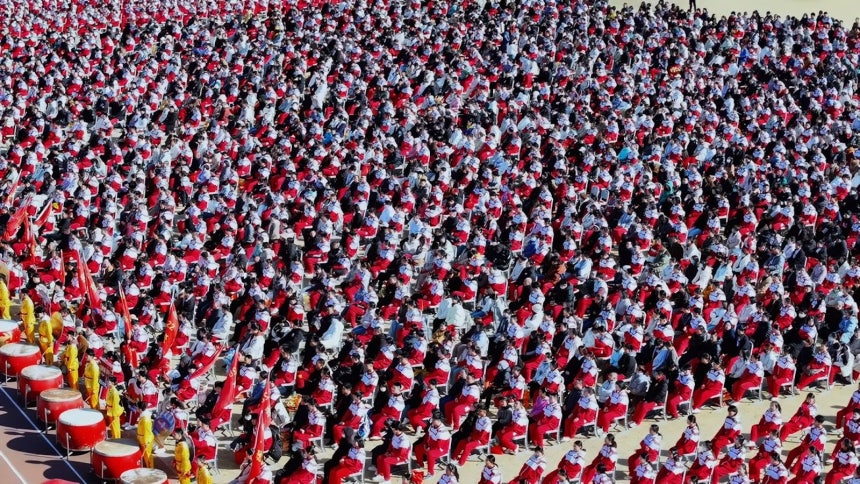 중국은 천재를 모아 기초과학을 키우고 해외 인재까지 불러들여 기술 자립을 설계했다.돈과 제도,명분까지 동원해 인재로 미래를 사는 중국.KBS 다큐 인사이트‘인재전쟁’의 한 장면.