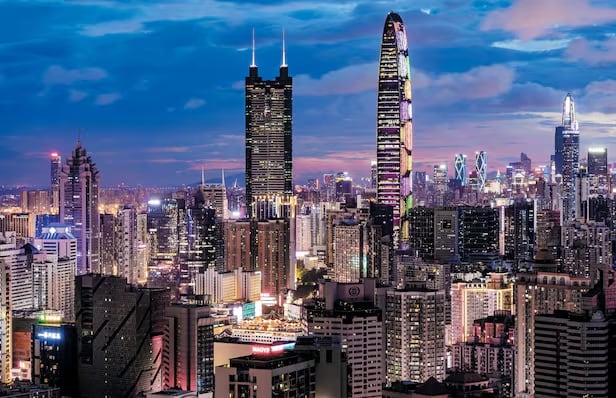 택배 노동자로 굴러가는‘메이드 인 차이나’와 IT 영웅들로 치고 나가는‘인벤티드 인 차이나’가 공존하는 중국.사진은 인구 3만의 어촌도시에서 1,300만 명의‘캘리차이나’로 도약한 중국 선전.