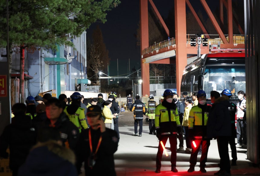 12일 오후 광주 서구 치평동 광주대표도서관 붕괴 사고 현장에서 소방대원 등 관계자들이 분주하게 오가고 있다./연합뉴스