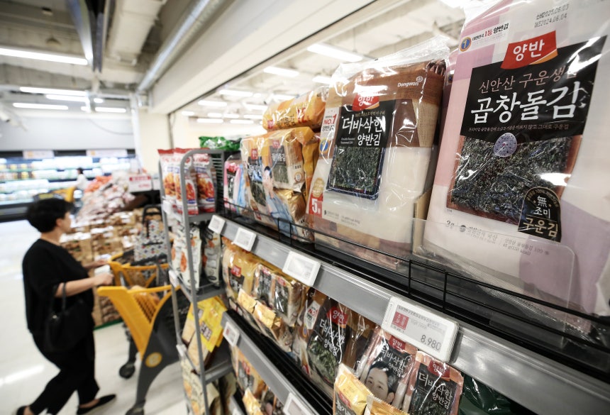 서울의 한 대형마트에 가정용 조미 김이 진열돼 있다./뉴스1