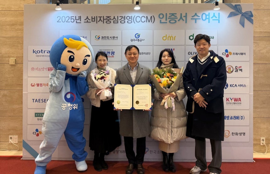 임순철(왼쪽 세 번째) 풀무원식품 CS센터장을 비롯한 풀무원식품 관계자들이 CCM 인증을 받은 뒤 기념 촬영하고 있다./풀무원 제공