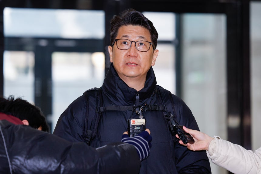 문지석 광주지검 부장검사가 14일 오전 서울 서초구 안권섭 특별검사팀 사무실에서 '쿠팡 일용직 노동자 퇴직금 미지급 사건' 관련 참고인으로 두 번째 조사를 받기 전 취재진 질문에 답하고 있다./뉴스1