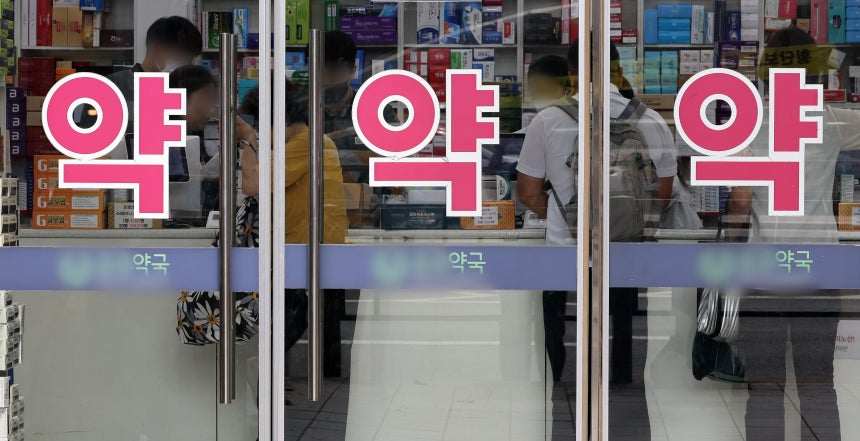 서울 종로구 약국거리에서 시민들이 의약품을 구매하고 있다./연합뉴스