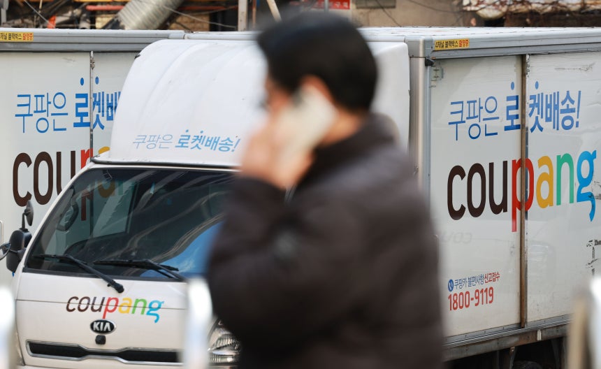 서울의 한 쿠팡 차고지에 배송 트럭들이 주차돼 있다./연합뉴스