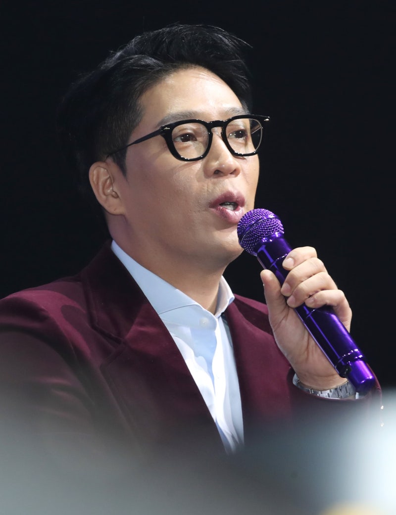 MC몽, <b>박나래</b> 향해 “공직자들은 사고 쳐도 출근한다… 숨지 말라”… ...