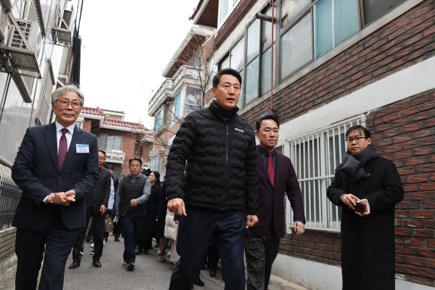 오세훈(가운데) 서울시장이 10일 서울 영등포구 대림동 대림1구역 재개발 현장을 찾아 사업 추진 현황을 점검하고 있다./연합뉴스