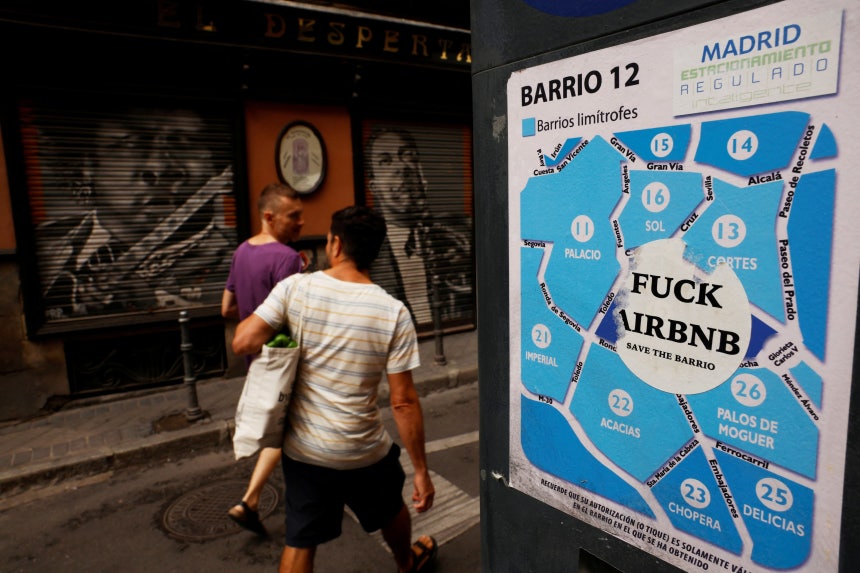 에어비앤비에 항의하는 스티커가 붙은 스페인 수도 마드리드 중심부./연합뉴스