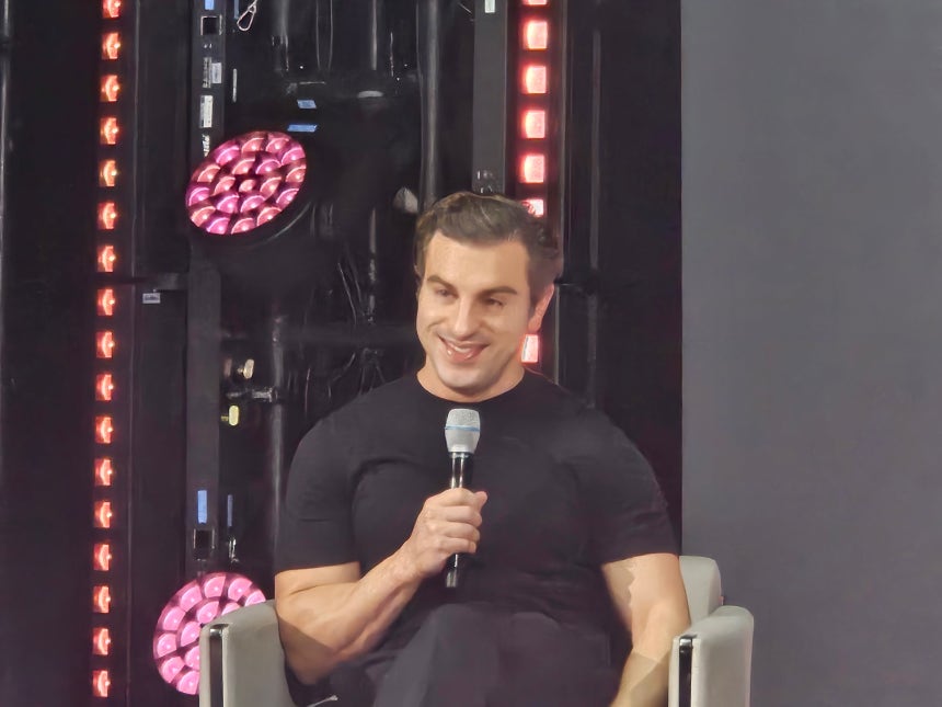 브라이언 체스키 에어비앤비 공동 창업자 겸 최고경영자(CEO)가 방한 미디어 행사에서 발언하고 있다./정재훤 기자