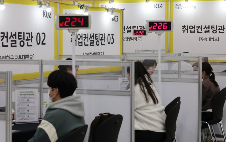 구직자들이 취업컨설팅을 받고 있는 모습./뉴스1