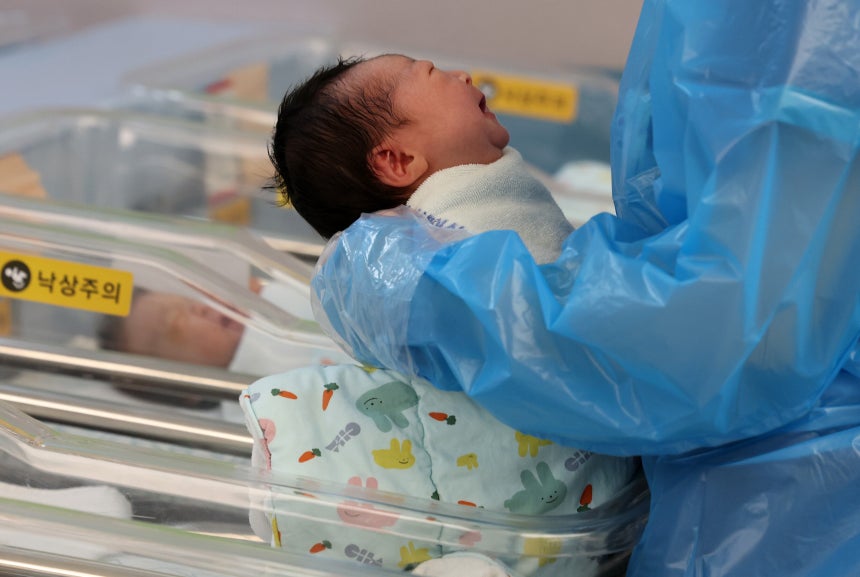 경기도 고양시 CHA의과학대학교 일산차병원 신생아실에서 간호사가 신생아를 돌보고 있다./연합뉴스