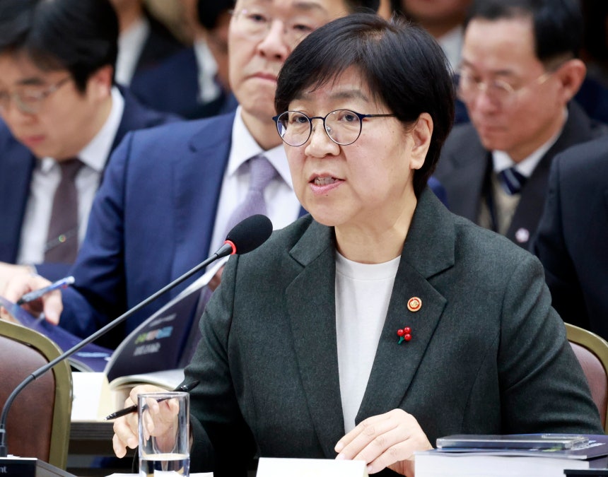 정은경 보건복지부 장관이 16일 정부세종컨벤션센터에서 열린 업무보고에서 이재명 대통령에게 업무보고를 하고 있다./대통령실통신사진기자단