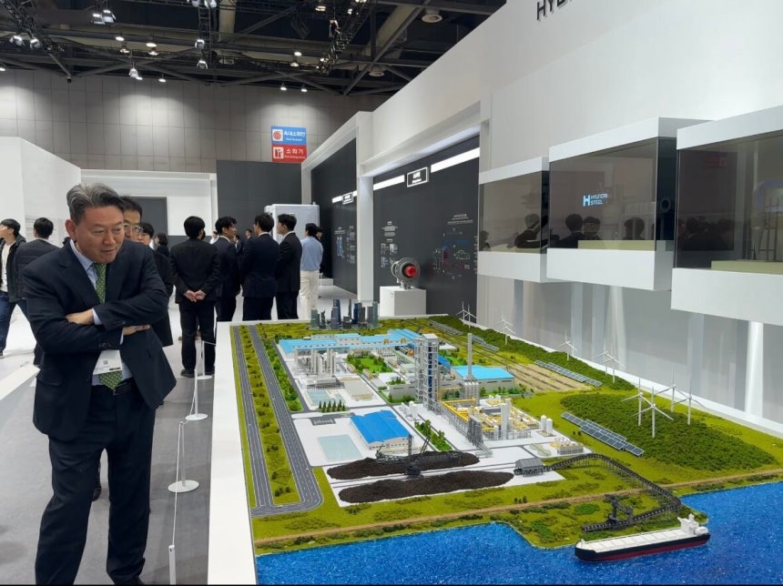 지난 4일 경기 고양 코엑스에서 열린 세계 수소박람회 2025(WHE2025)에 만들어진 현대제철 루이지애나 제철소 디오라마를 서강현 현대제철 사장이 바라보고 있다./양범수 기자
