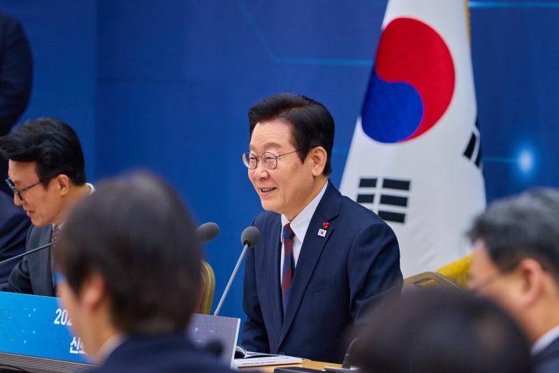 업무보고 마친 李 <b>대통령</b>, 소방청·<b>국세청</b> 깜짝 <b>방문</b>… “현장 공직자 ...