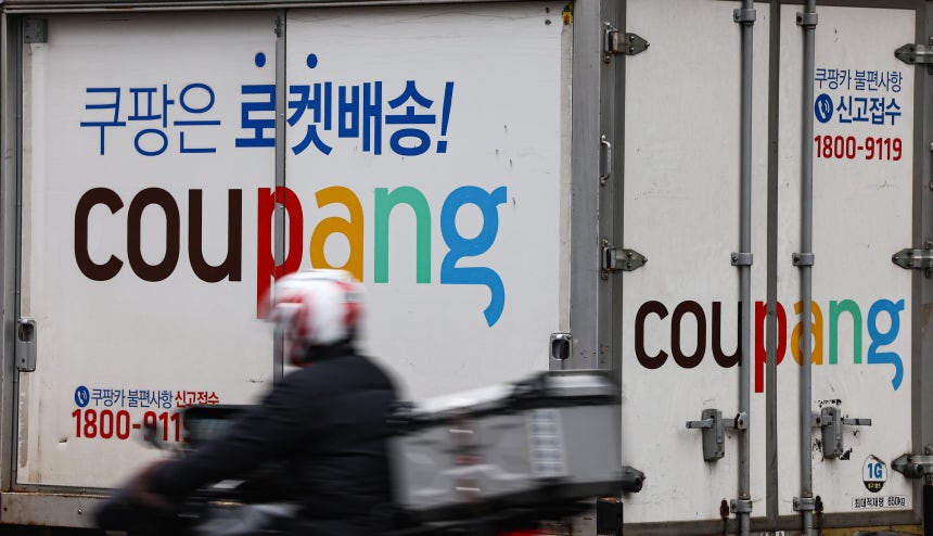 서울 시내 한 쿠팡물류센터에 정차된 배송차량./뉴스1