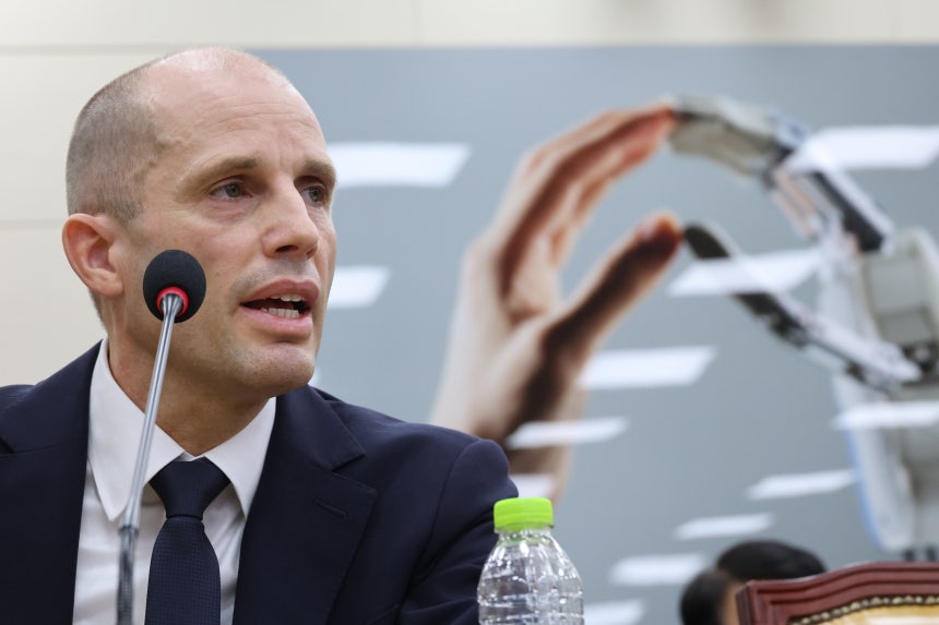 17일 서울 여의도 국회 과학기술정보방송통신위원회에서 열린 쿠팡 침해사고 관련 청문회에 출석한 해롤드 로저스 쿠팡 임시 대표이사가 의원들 질의에 답변하고 있다./연합뉴스