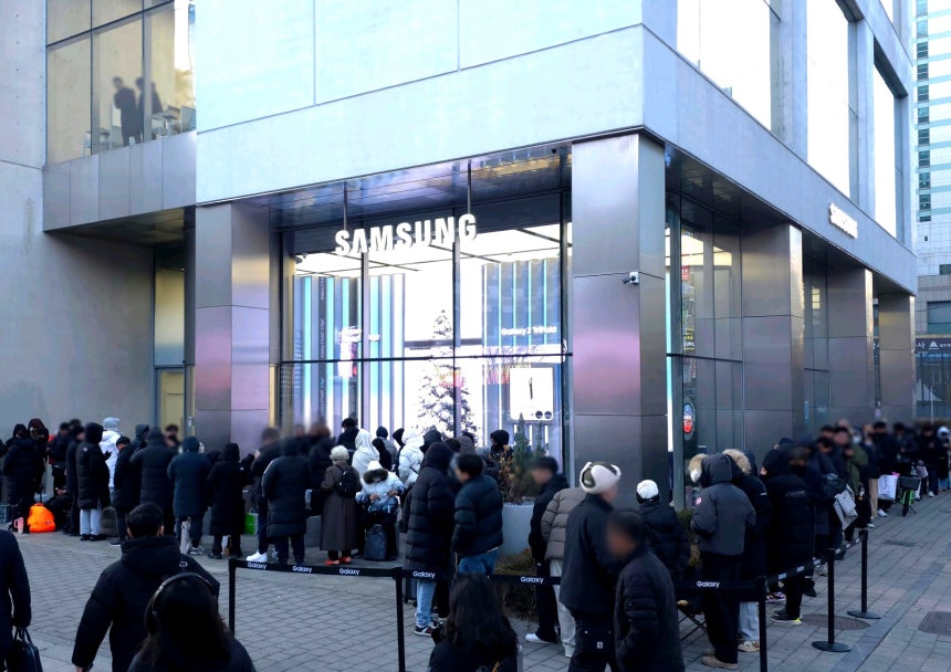  삼성전자의 두 번 접는 형태의 폴더블 스마트폰 '갤럭시 Z 트라이폴드' 국내 판매가 시작된 12일 서울 강남구 삼성 강남에서 시민들이 구매를 위해 줄을 서서 대기하고 있다./삼성전자