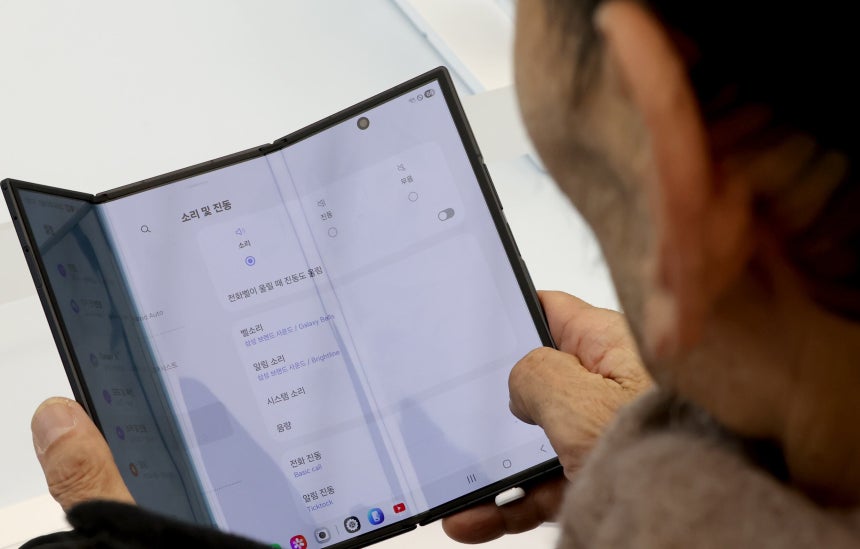 갤럭시 Z 트라이폴드가 출시된 12일 오전 서울 서초구 삼성 강남을 찾은 어르신이 제품을 살펴보고 있다./뉴스1