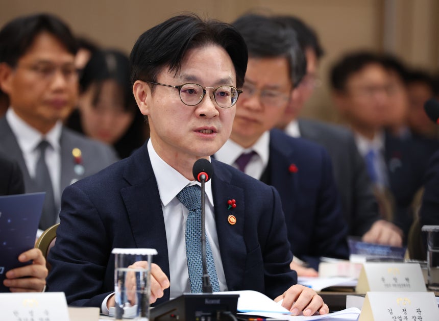 김정관 산업통상부 장관이 17일 정부세종컨벤션센터에서 이재명 대통령에게 업무보고를 하고 있다./연합뉴스